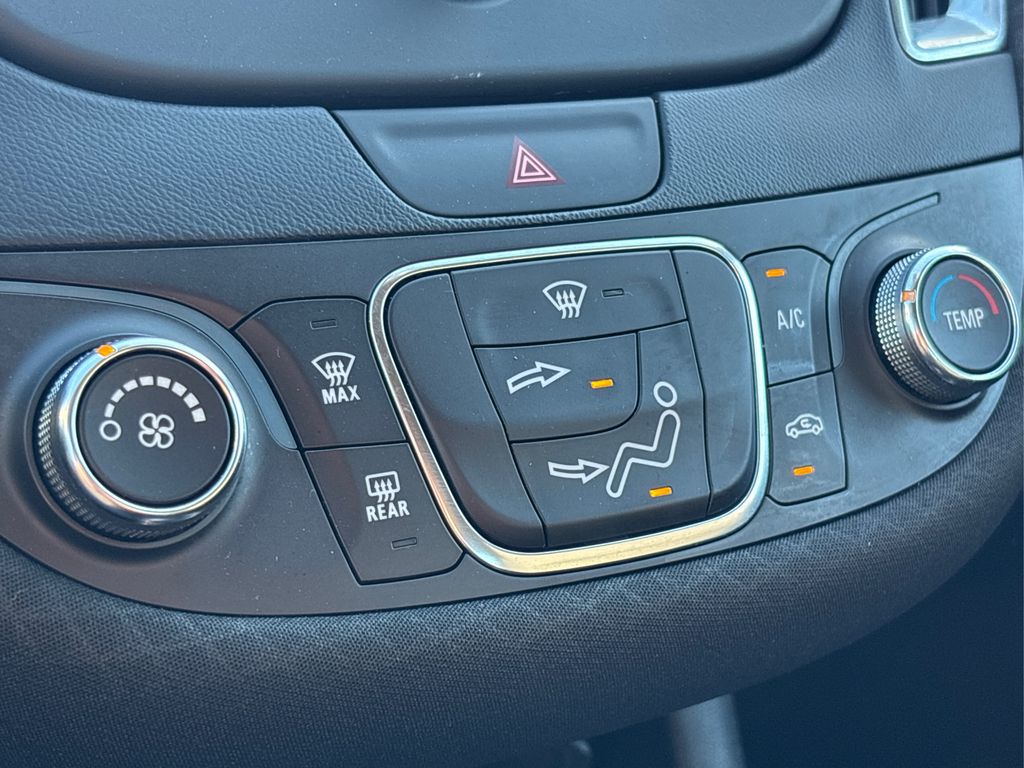 2017 Chevrolet Malibu 1LT photo 25