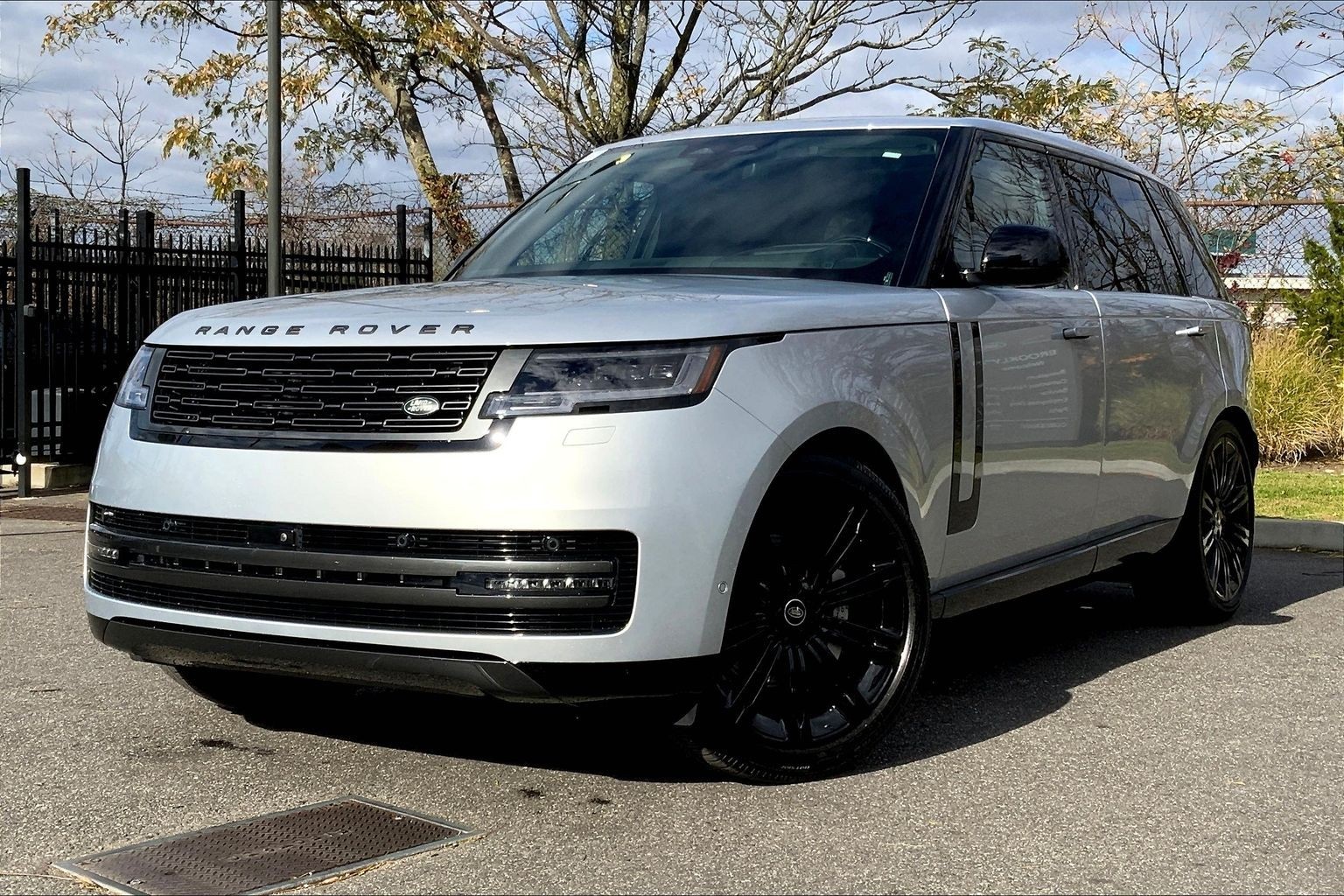 2025 Land Rover Range Rover SE's photo