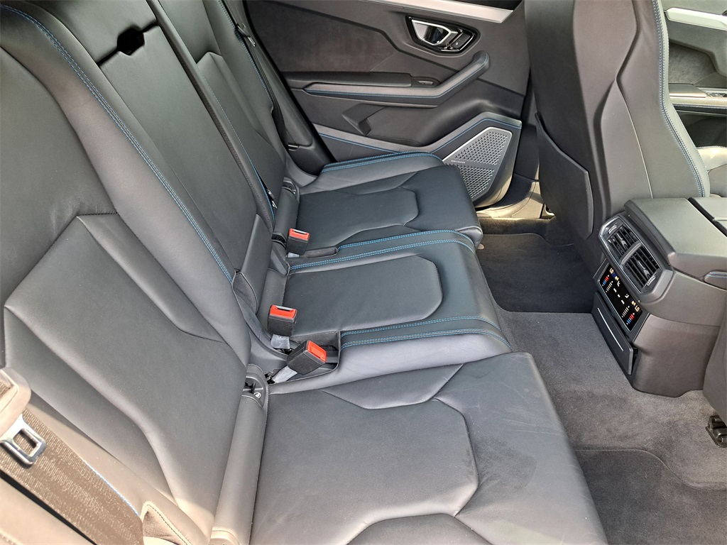2021 Lamborghini Urus photo 11
