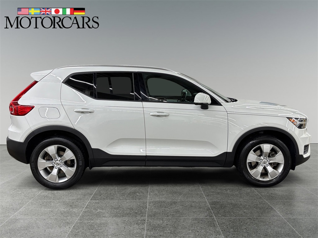 2019 Volvo XC40 Momentum photo 2