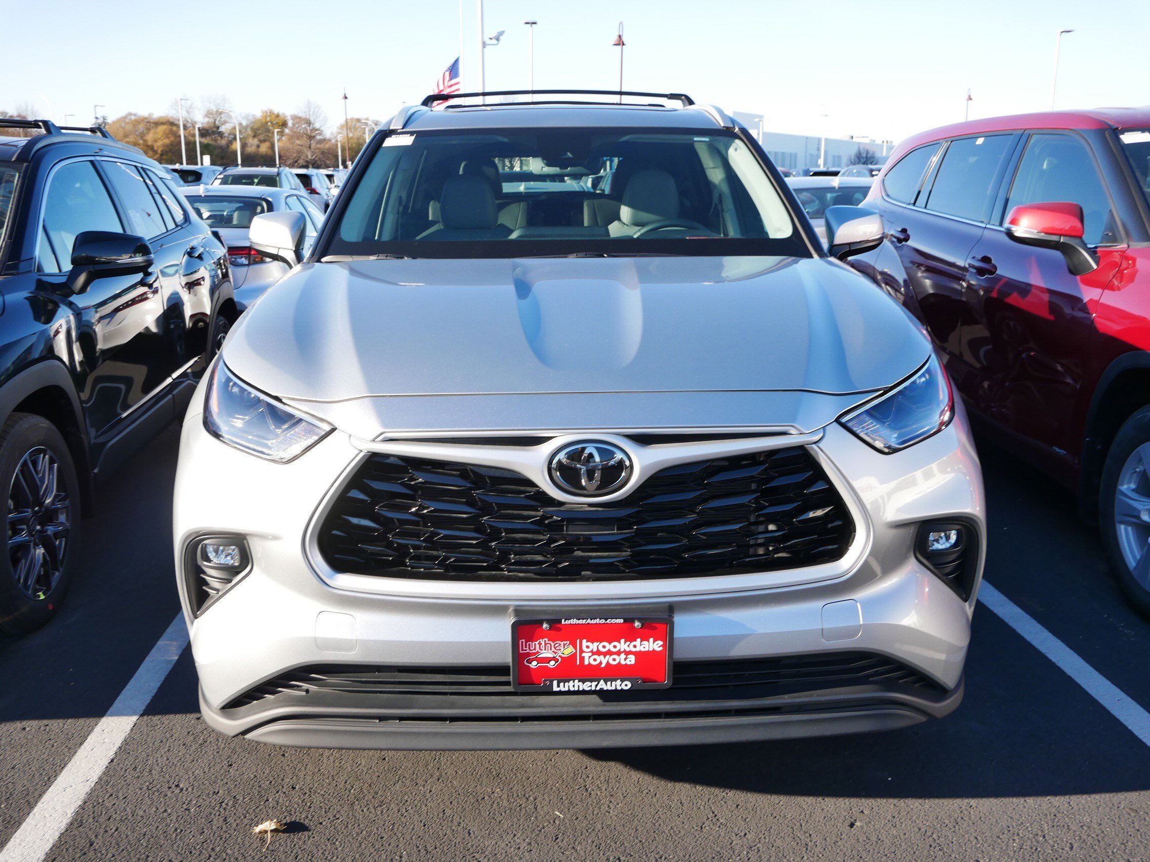 Used 2023 Toyota Highlander XLE with VIN 5TDKDRBH0PS021619 for sale in Brooklyn Center, Minnesota