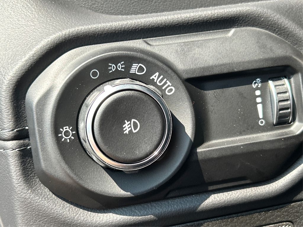 2025 Jeep Wrangler Sahara photo 39