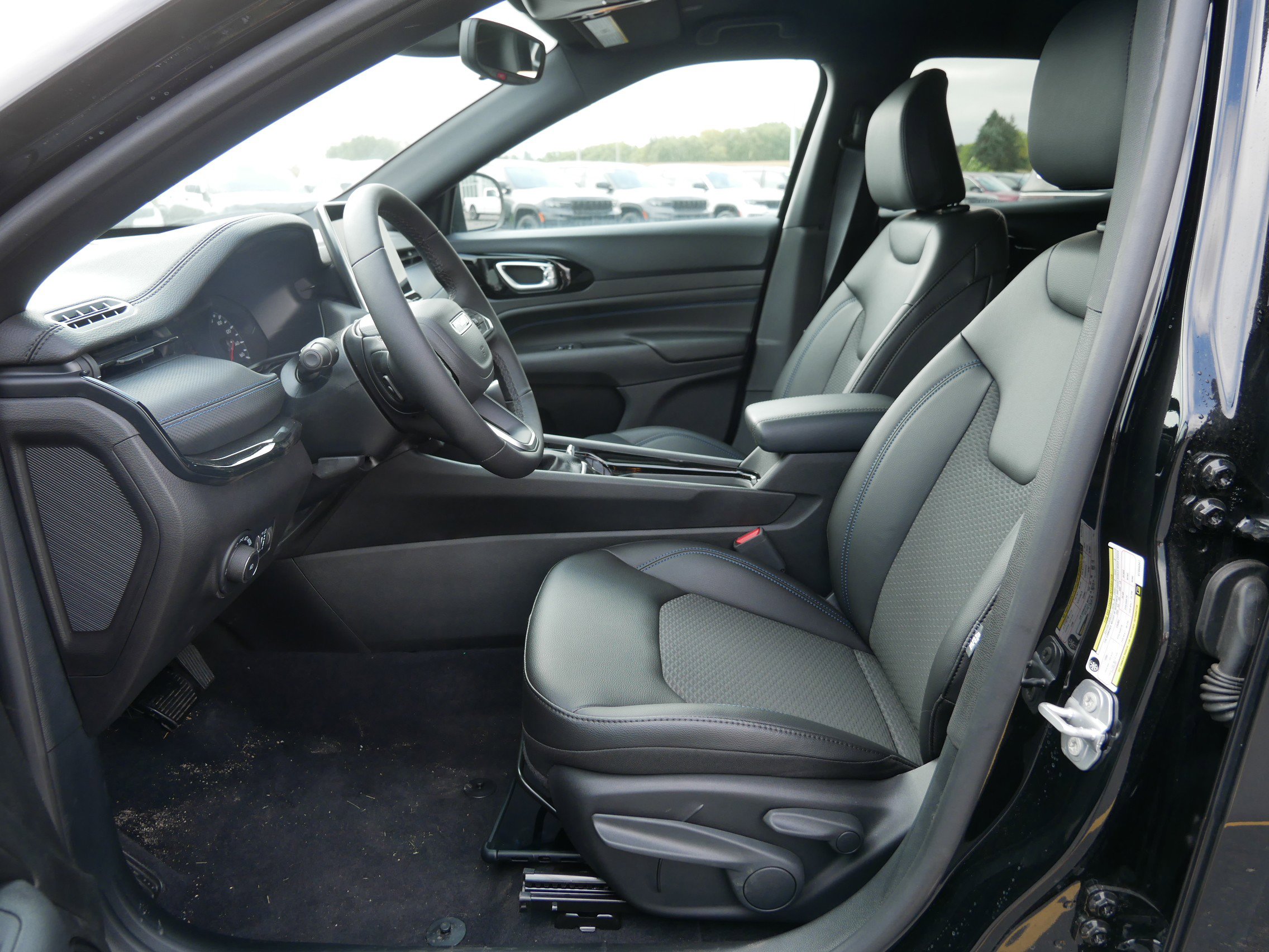 2025 Jeep Compass Latitude photo 3