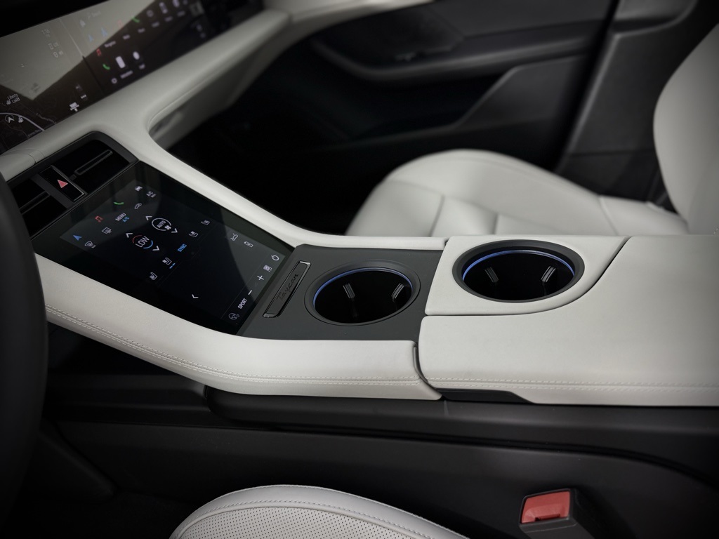 2024 Porsche Taycan photo 23