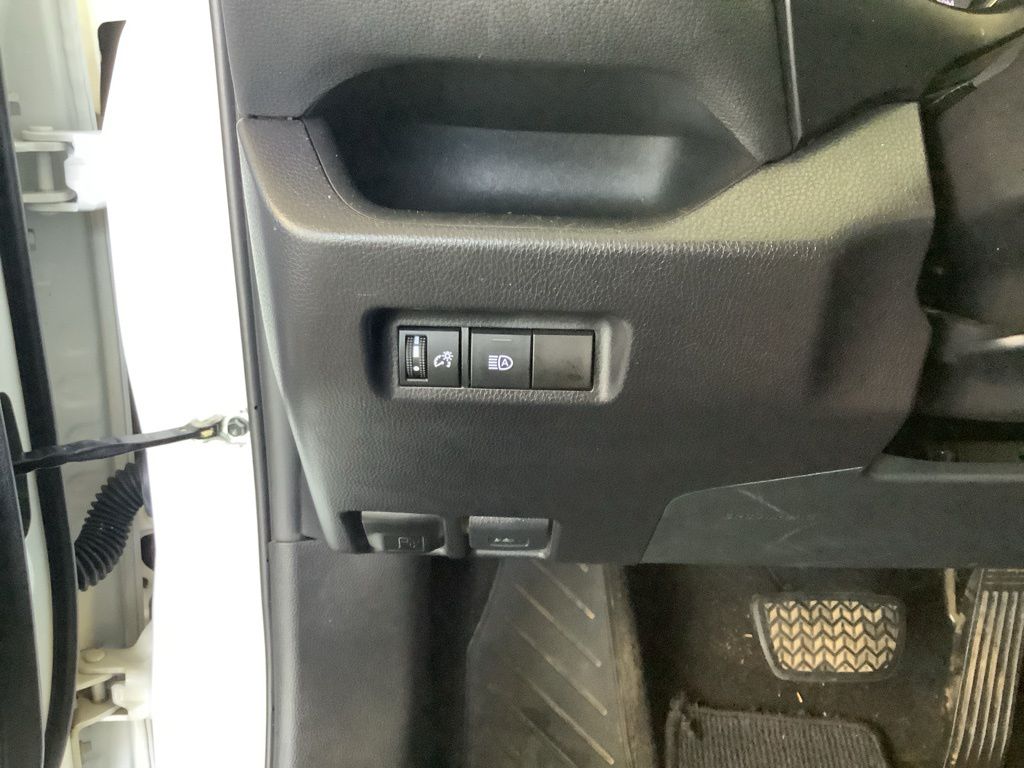 2020 Toyota RAV4 XLE photo 10