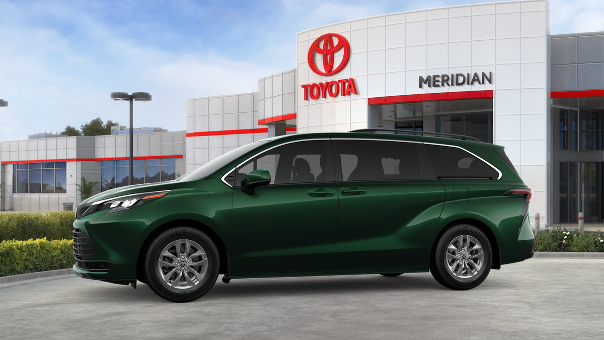 2025 Toyota Sienna LE photo 3