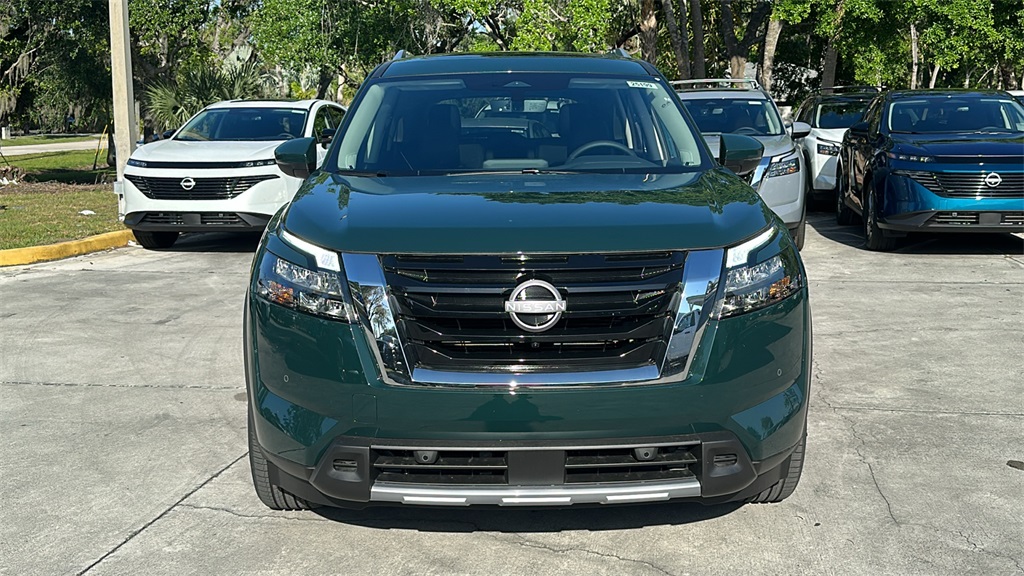 2025 Nissan Pathfinder SL photo 2