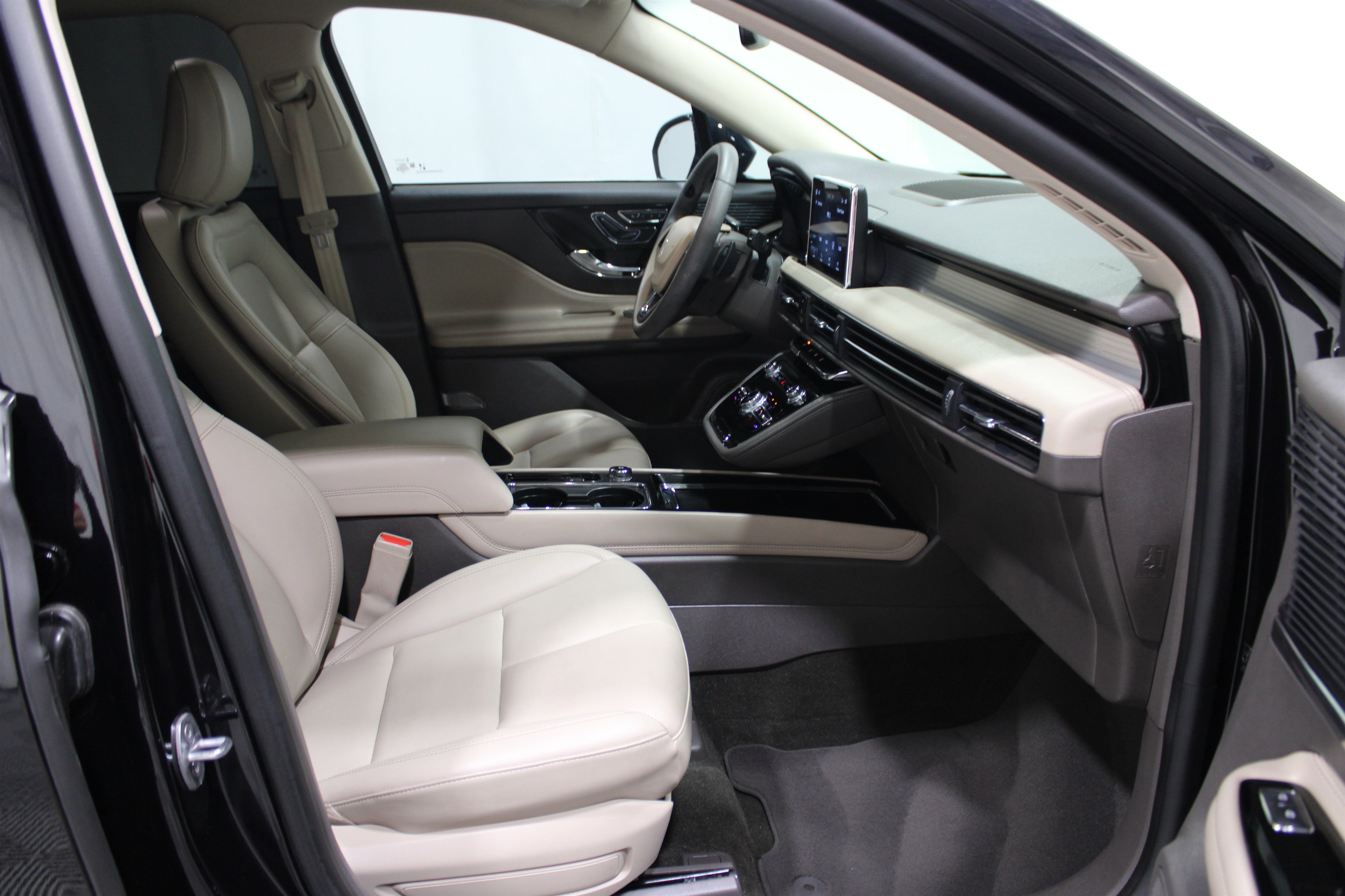 2022 Lincoln Corsair Standard photo 14