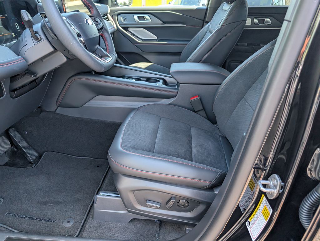 2025 Ford Explorer ST photo 6
