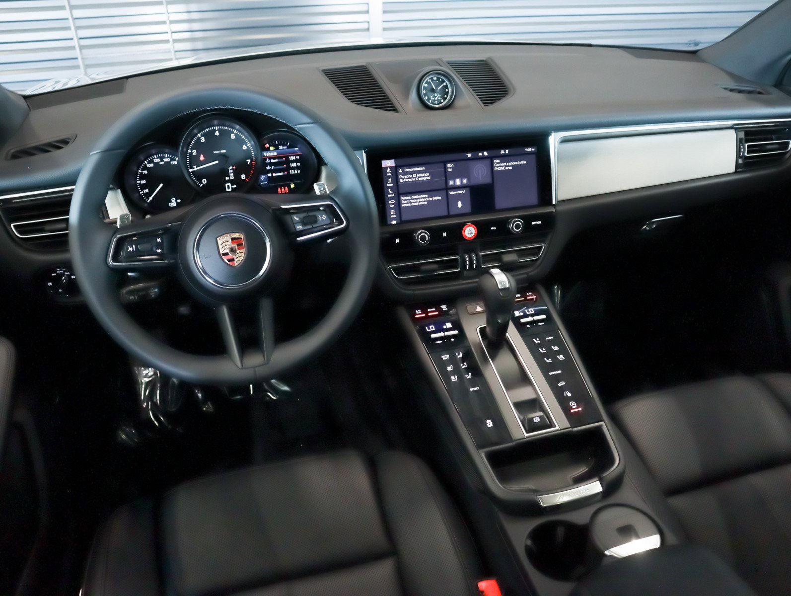 2025 Porsche Macan T photo 18