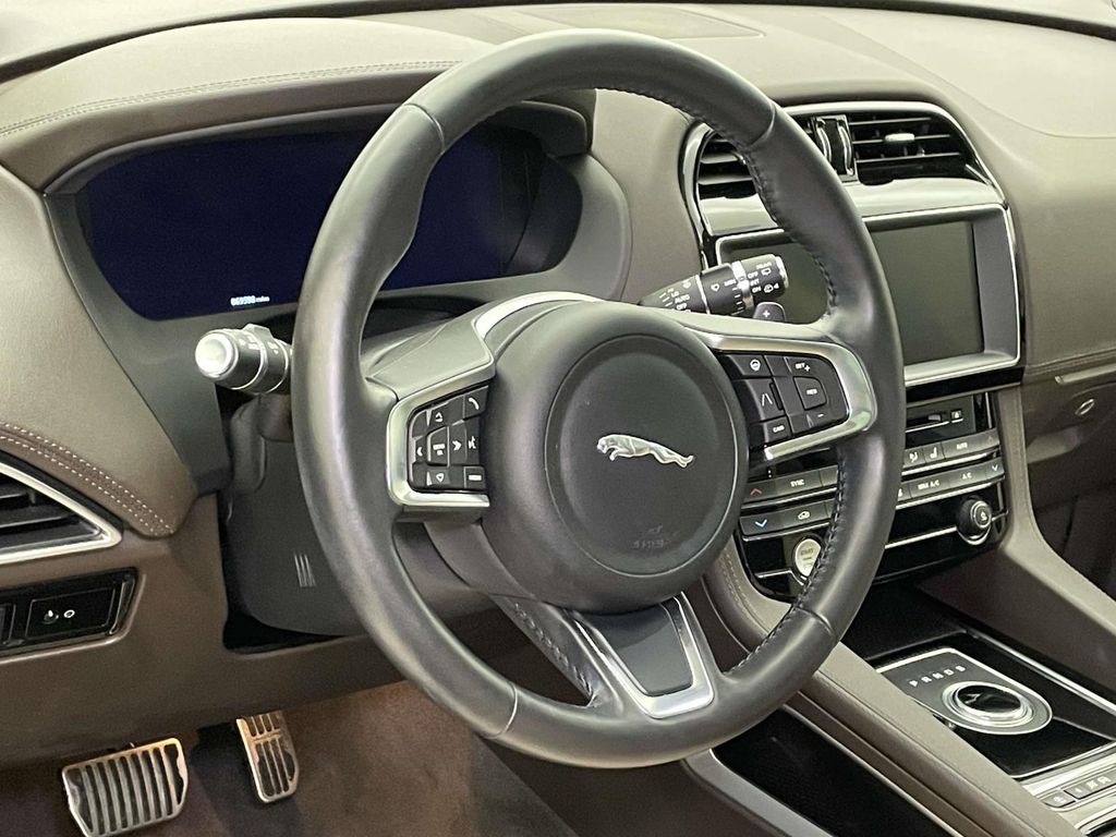 2019 Jaguar F-PACE Prestige photo 4