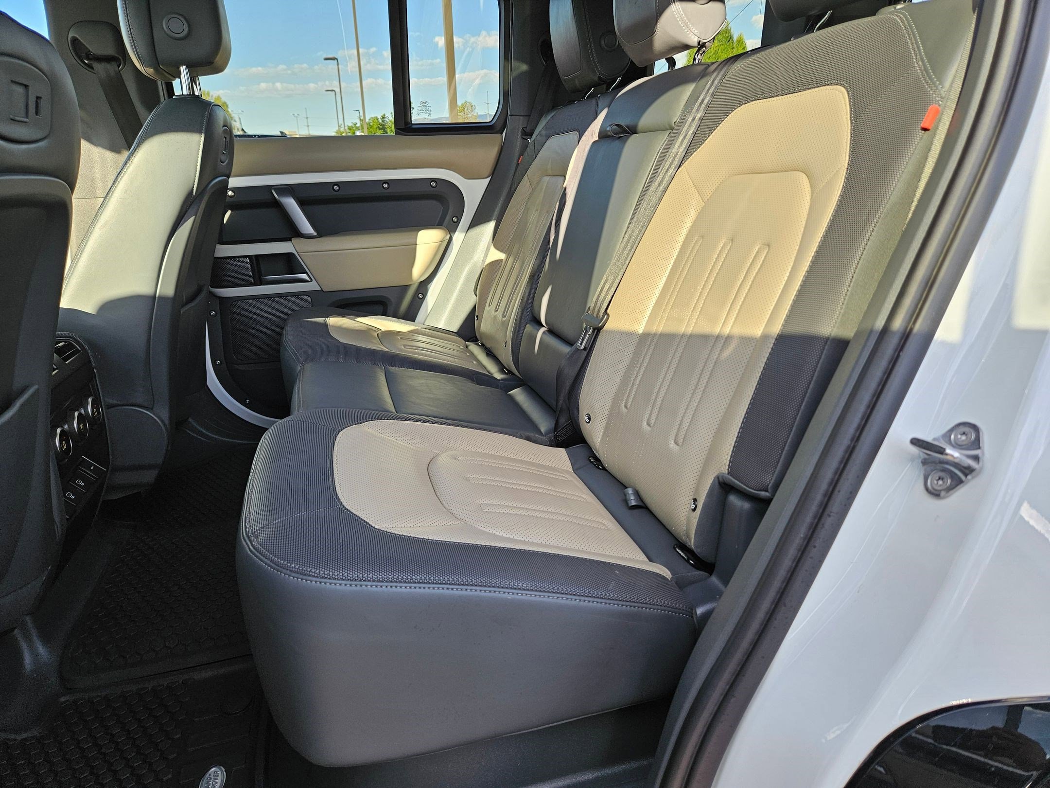 2022 Land Rover Defender X-Dynamic HSE photo 27