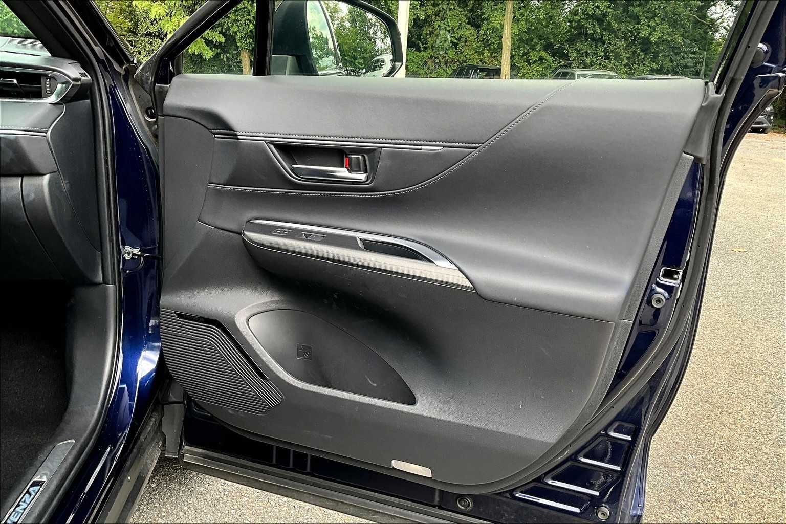 2022 Toyota Venza XLE photo 22