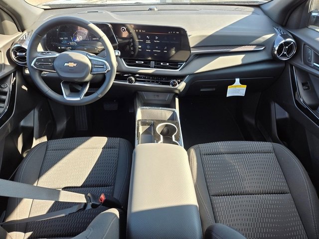 2025 Chevrolet Equinox LT photo 2