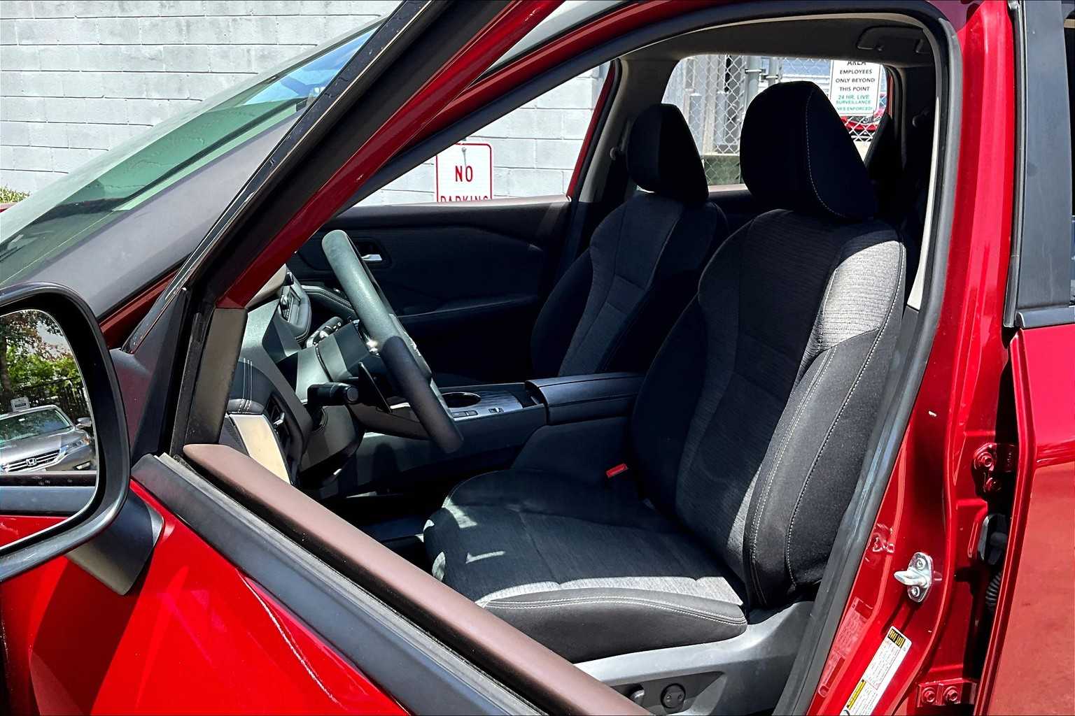 2023 Nissan Rogue SV photo 5