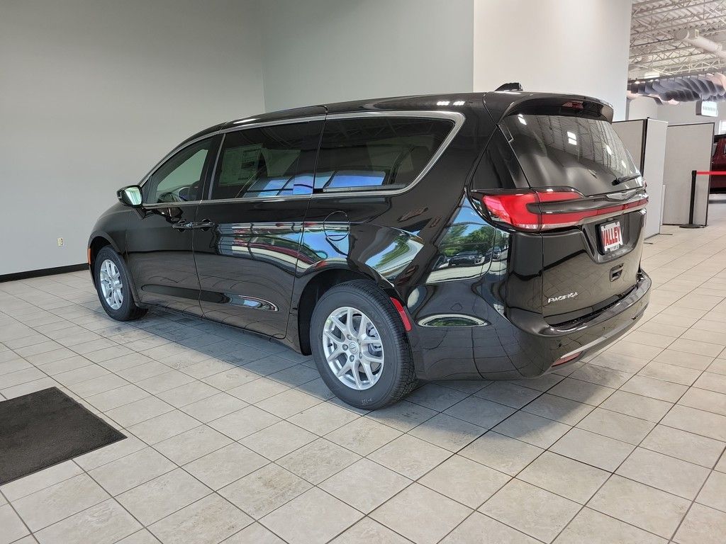 2025 Chrysler Pacifica photo 3