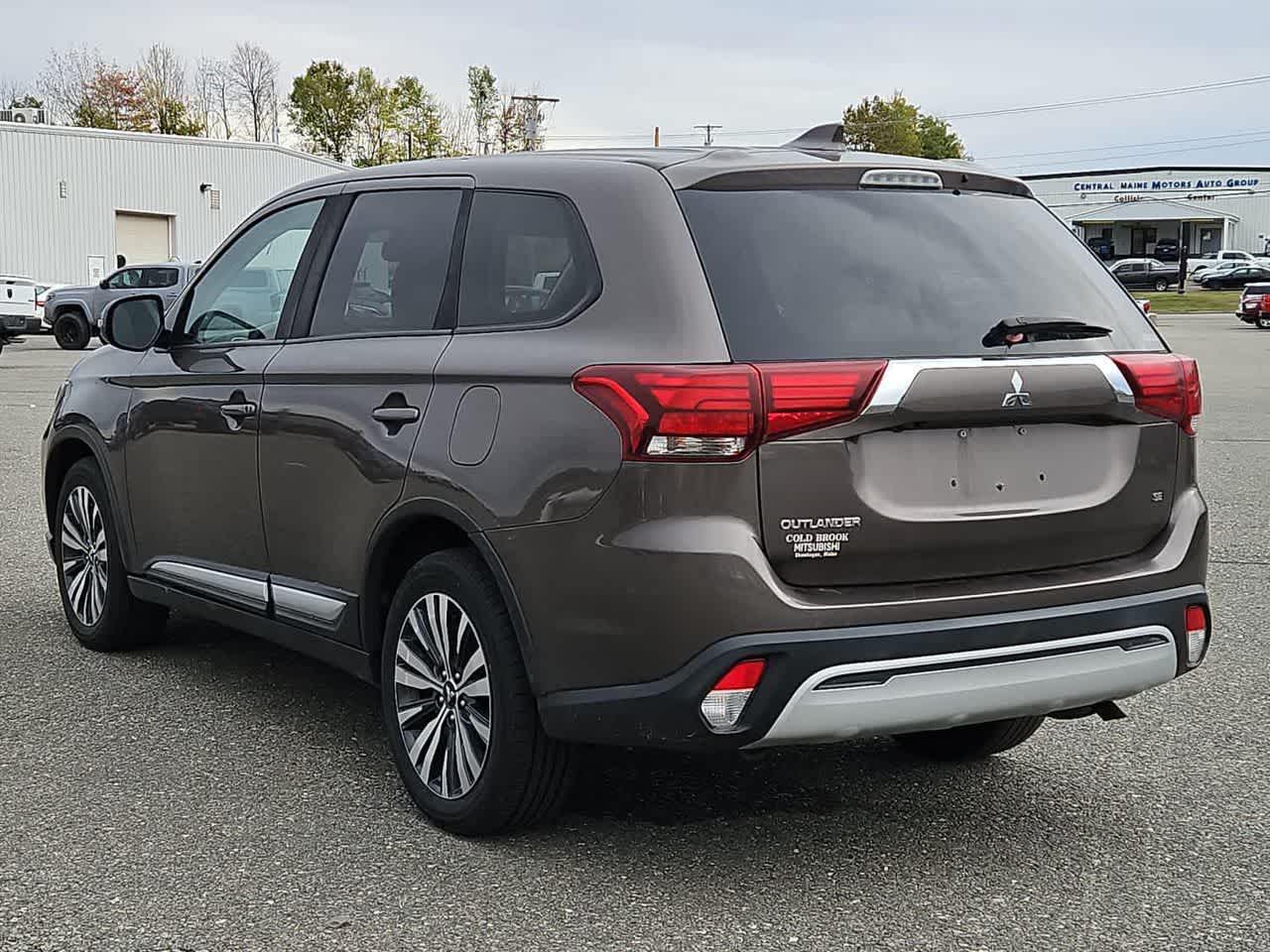 2020 Mitsubishi Outlander SE photo 2