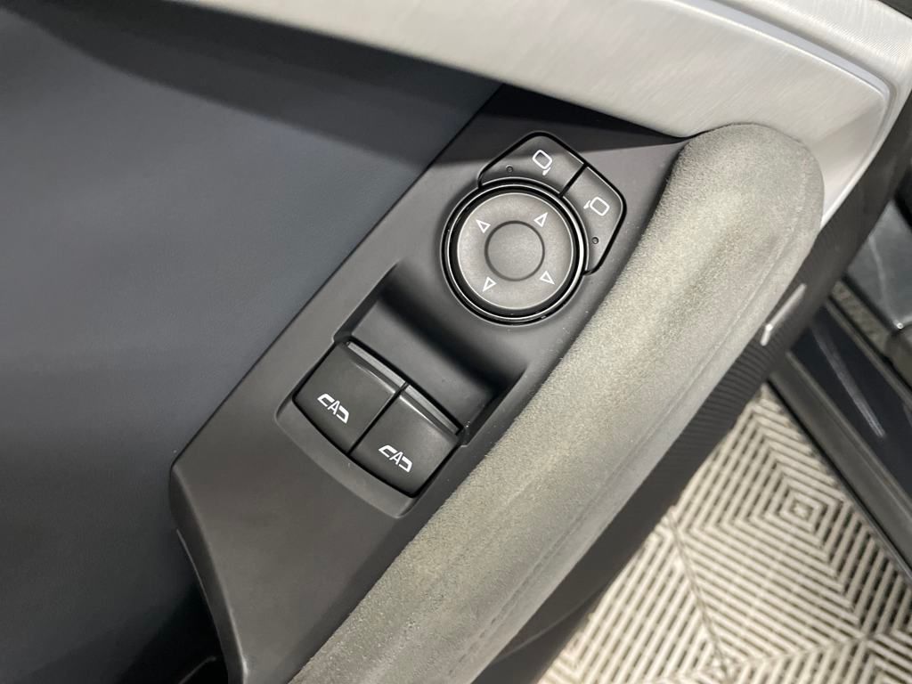 2017 Chevrolet Camaro SS photo 13