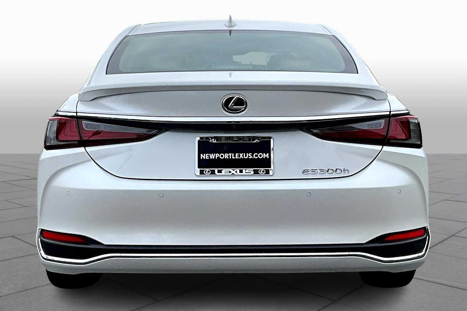 2025 Lexus ES 300h photo 4