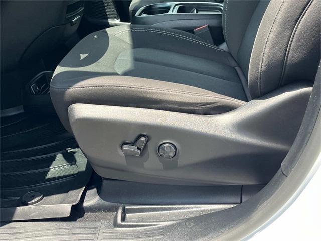 2023 Chrysler Pacifica Touring photo 4
