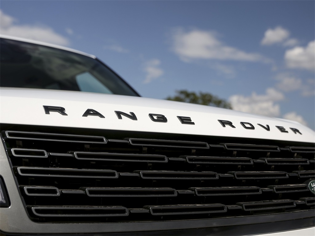 2025 Land Rover Range Rover SE photo 9