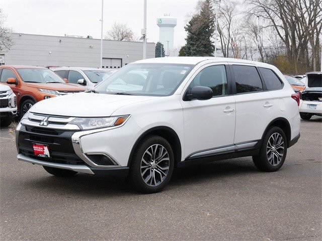 2016 Mitsubishi Outlander ES photo 2