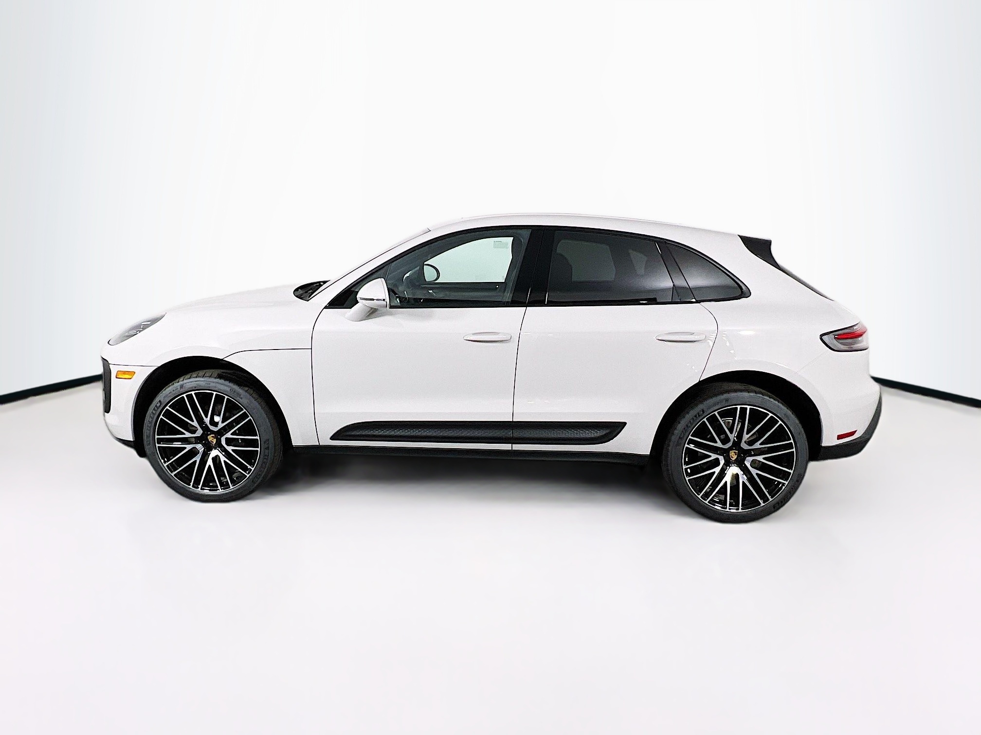 2025 Porsche Macan T photo 2