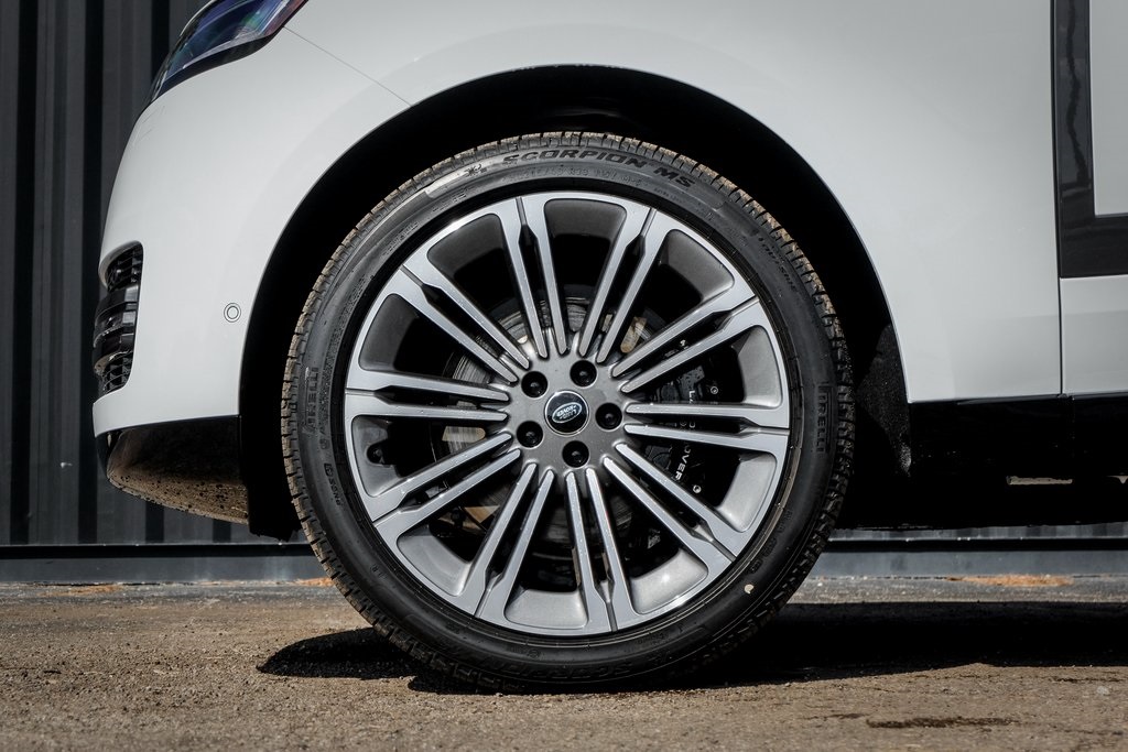 2025 Land Rover Range Rover SE photo 3