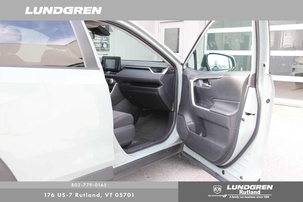 2019 Toyota RAV4 XLE photo 7