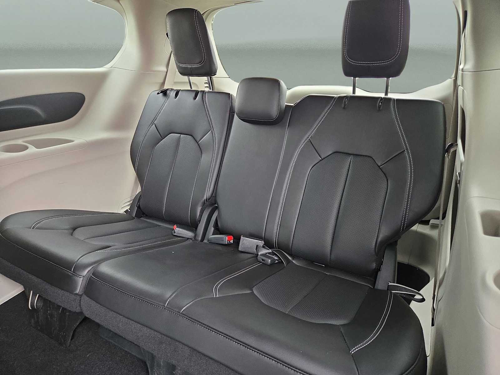 2023 Chrysler Pacifica Touring L photo 34