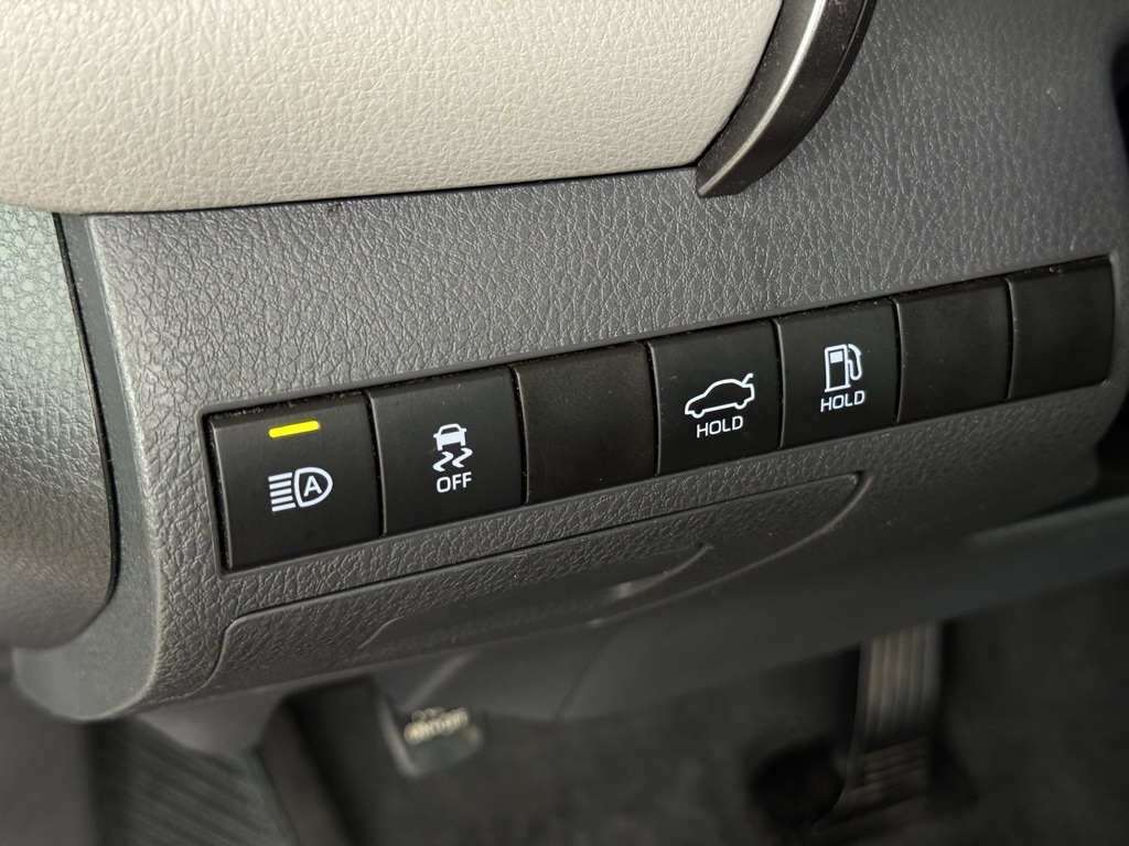 2020 Toyota Camry SE photo 24