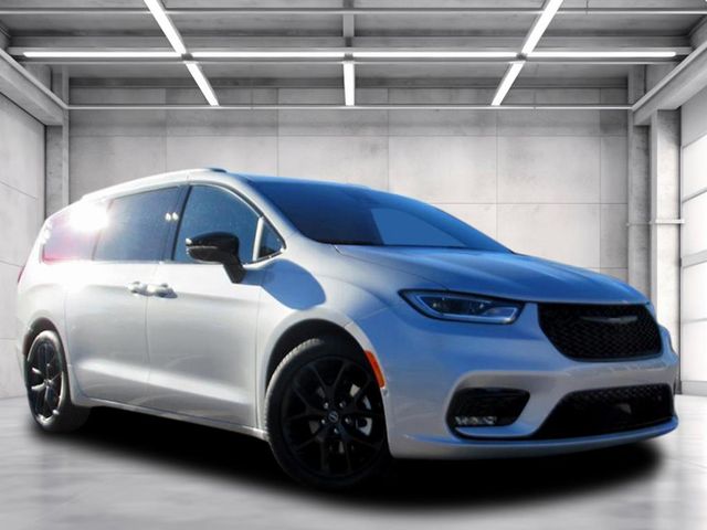 2026 Chrysler Pacifica Select's photo