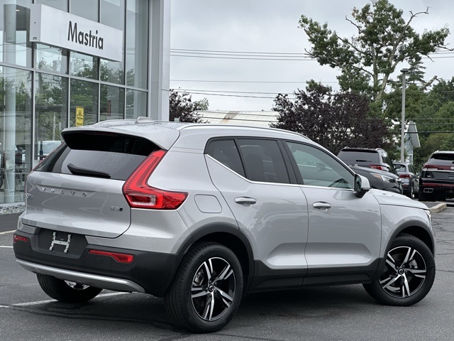 2025 Volvo XC40 Core photo 2