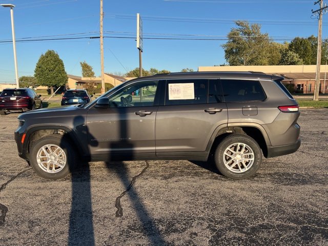 2023 Jeep Grand Cherokee Laredo photo 2