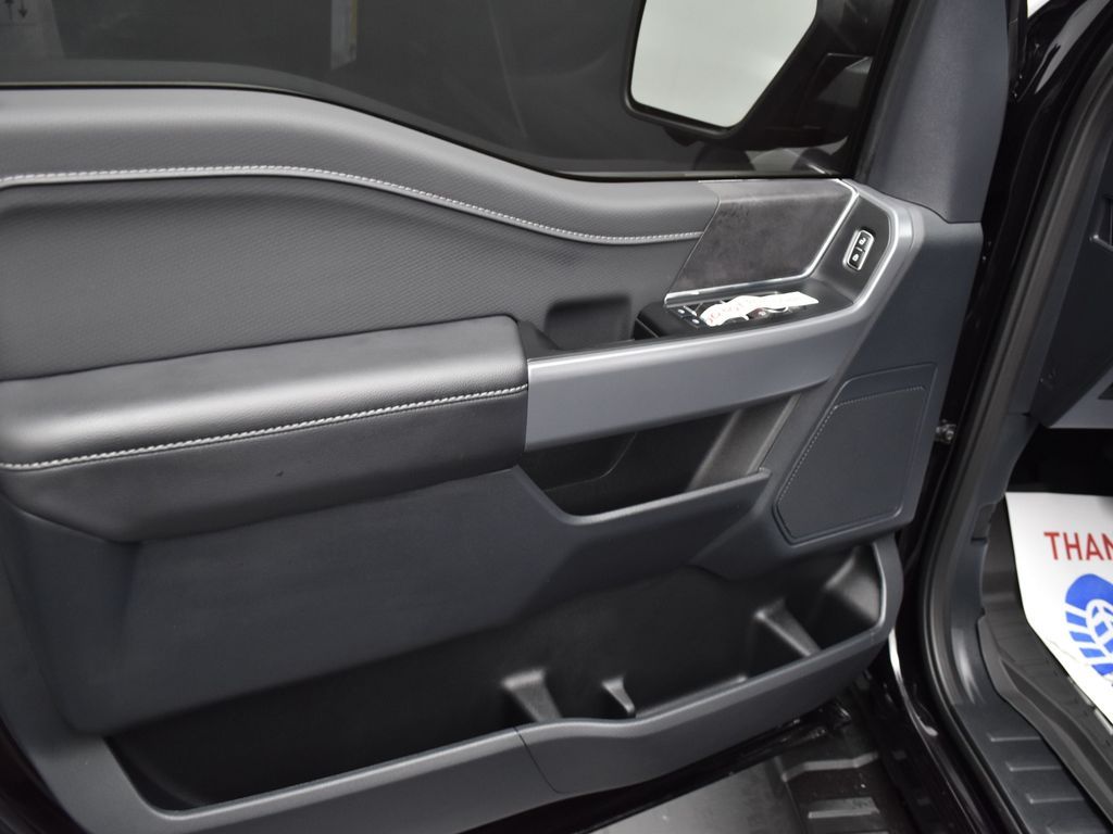 2025 Ford F-150 XLT photo 9