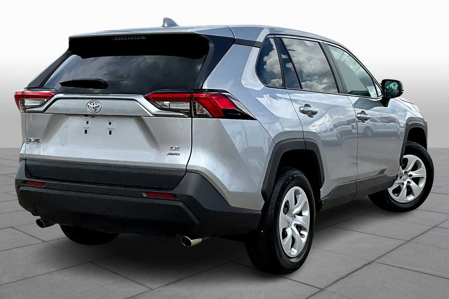 2024 Toyota RAV4 LE photo 12