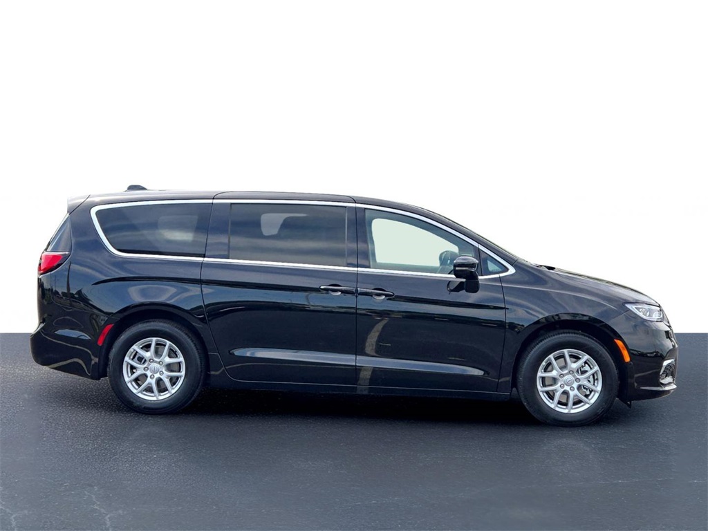 2026 Chrysler Pacifica photo 4
