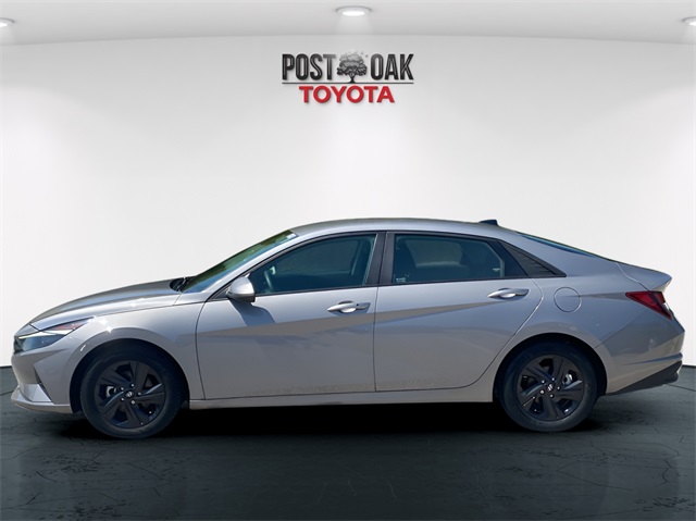 2022 Hyundai Elantra SEL photo 3