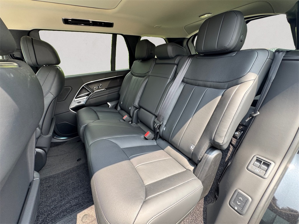 2025 Land Rover Range Rover SE photo 12