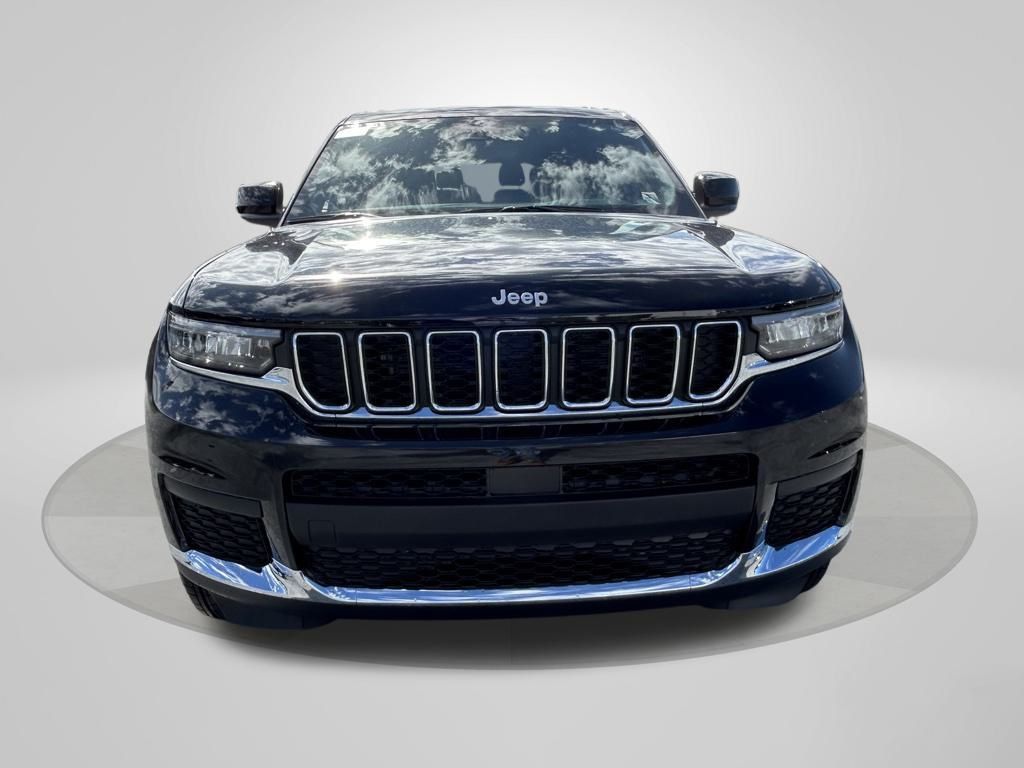 2025 Jeep Grand Cherokee Laredo Altitude photo 3