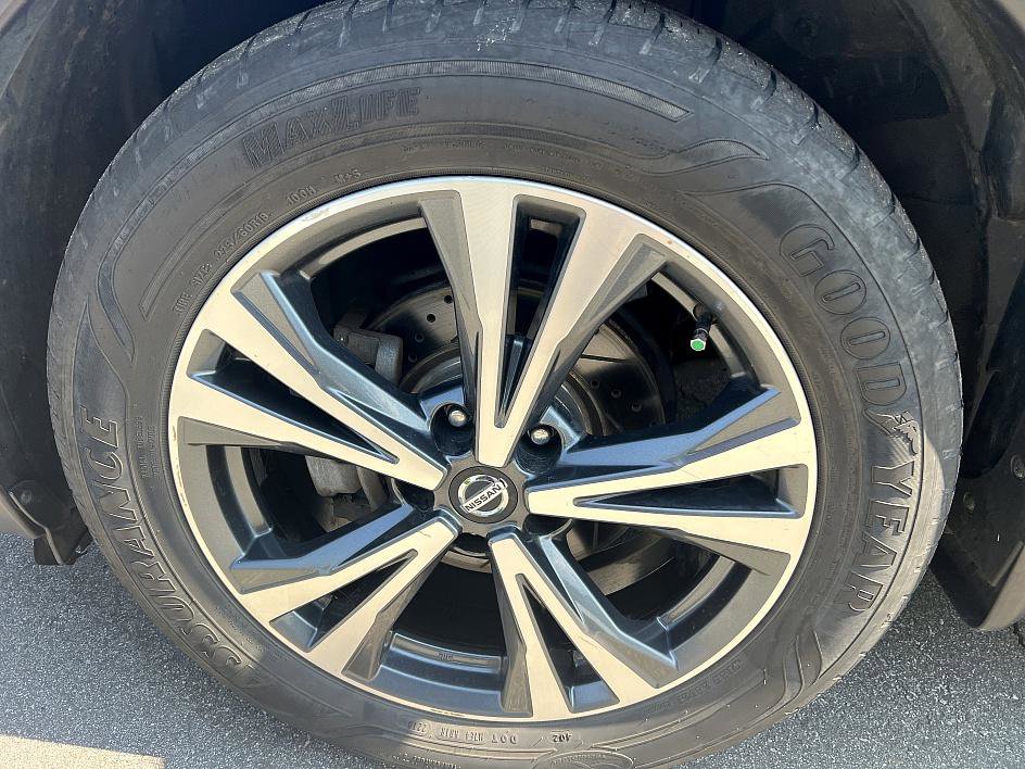 2019 Nissan Rogue SV photo 9
