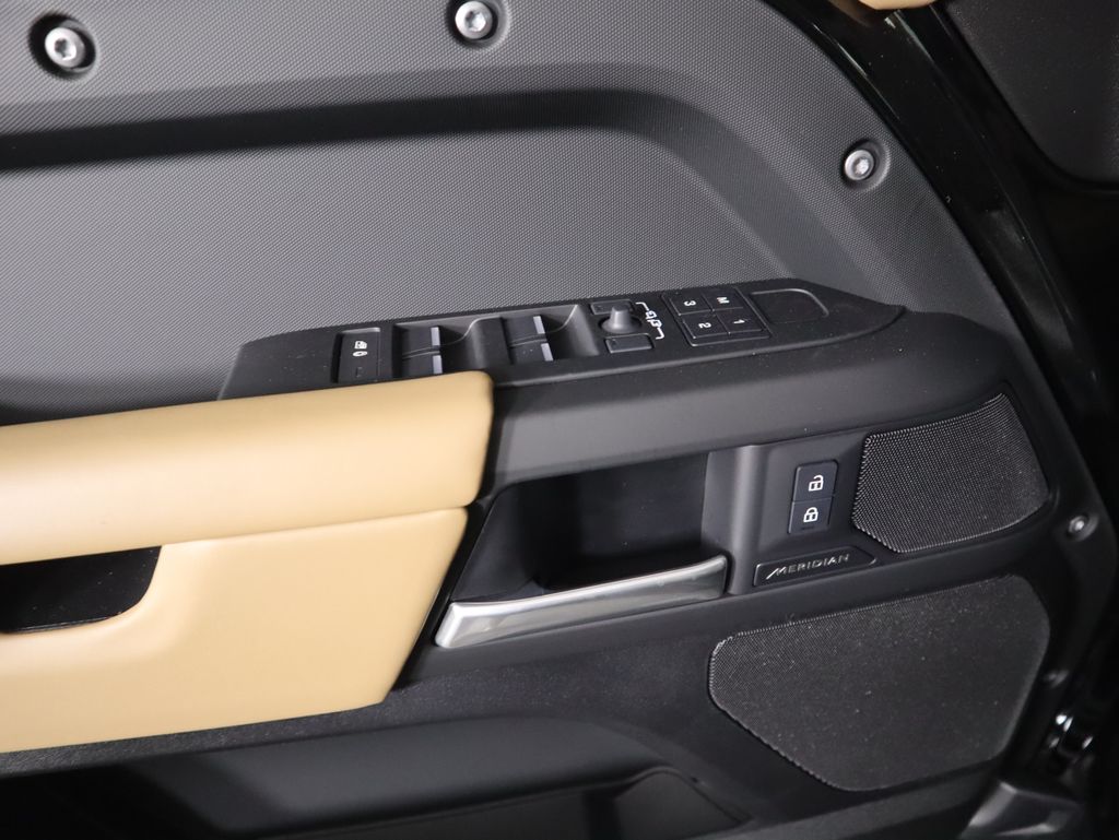 2025 Land Rover Defender 110 S photo 22