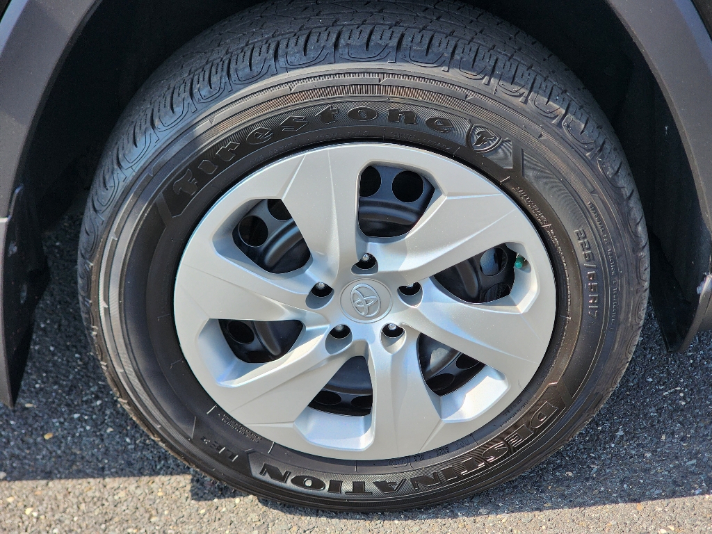 2022 Toyota RAV4 LE photo 3