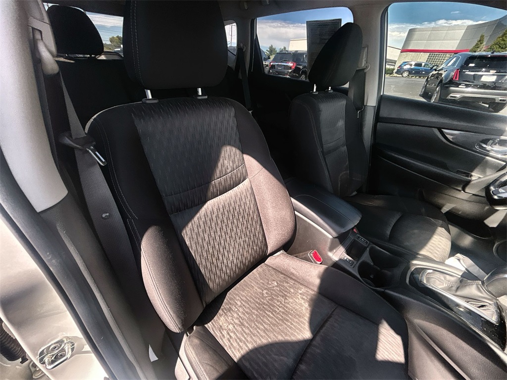 2020 Nissan Rogue SV photo 28