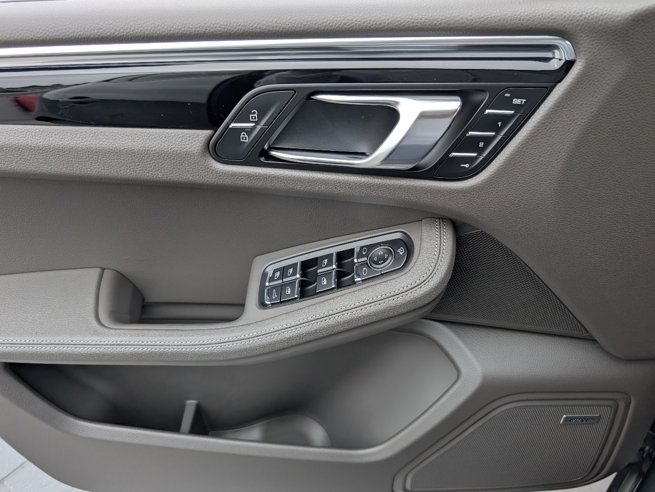 2025 Porsche Macan T photo 17