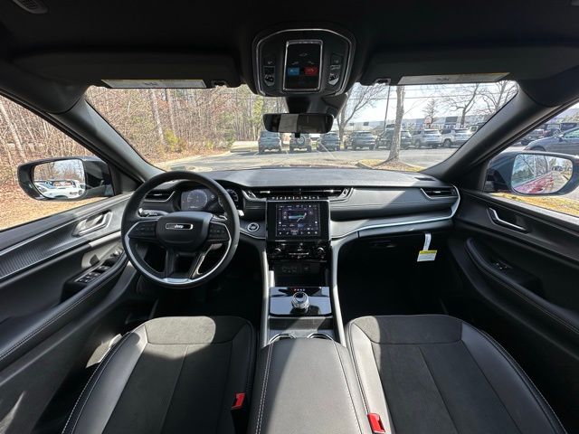 2025 Jeep Grand Cherokee Altitude photo 2