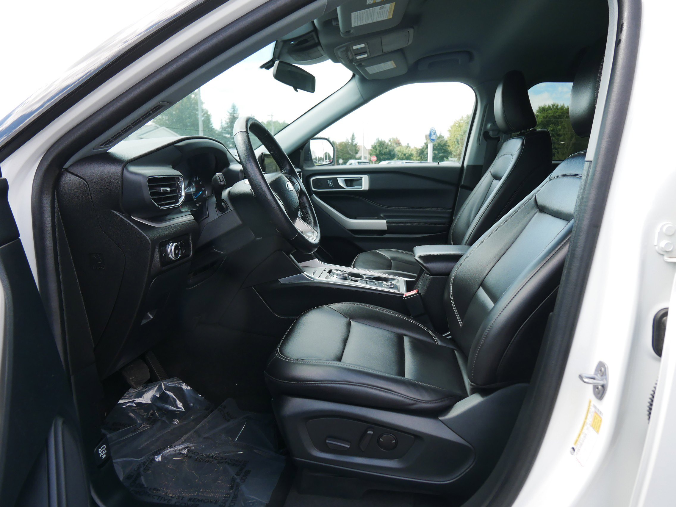 2023 Ford Explorer XLT photo 5