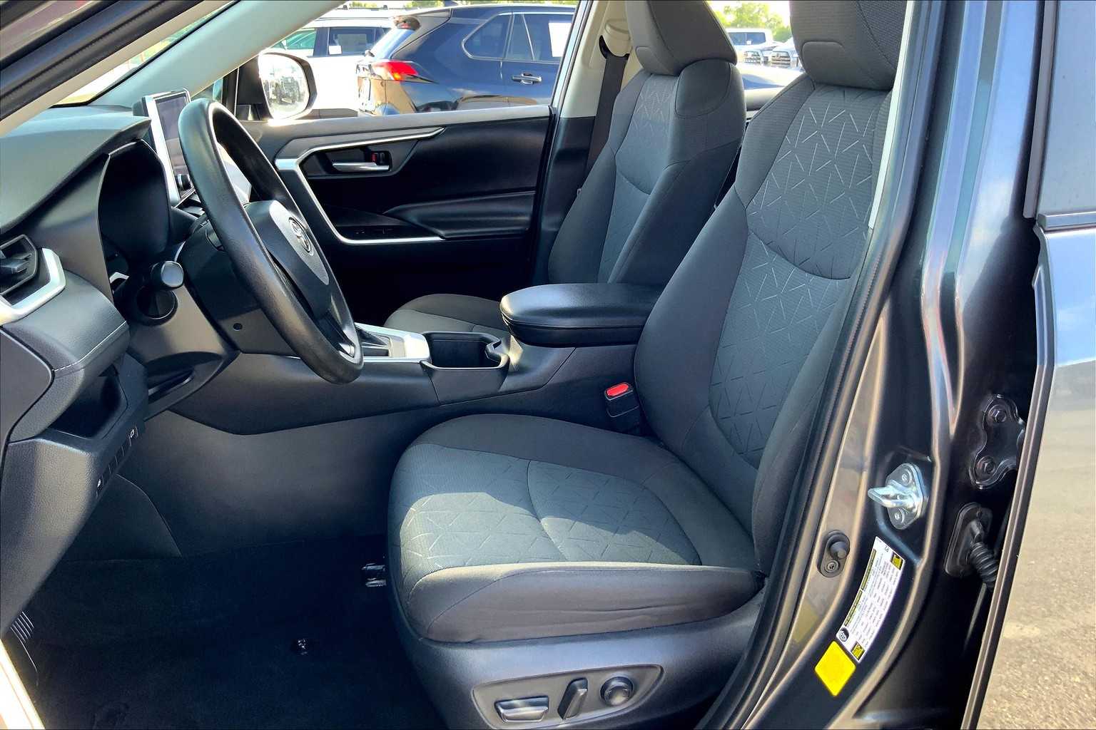 2023 Toyota RAV4 XLE photo 7
