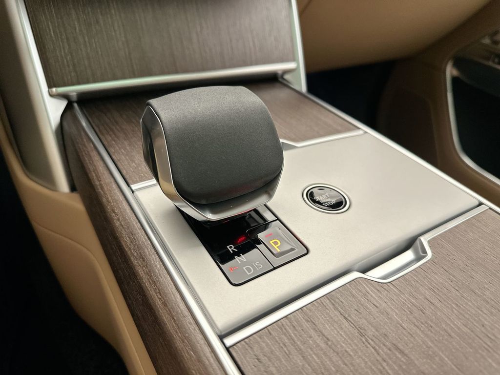 2025 Land Rover Range Rover SE photo 9