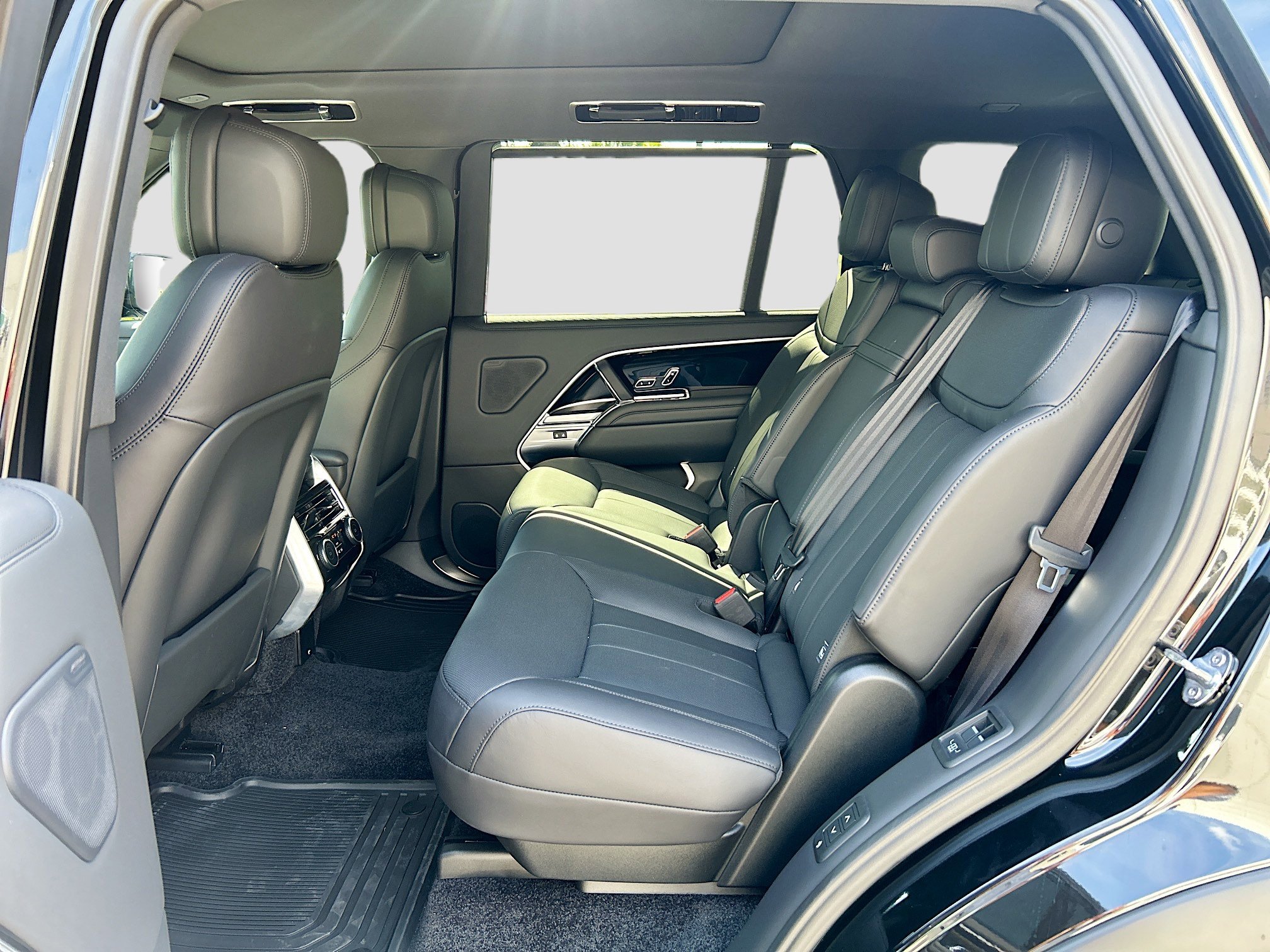 2025 Land Rover Range Rover SE photo 17
